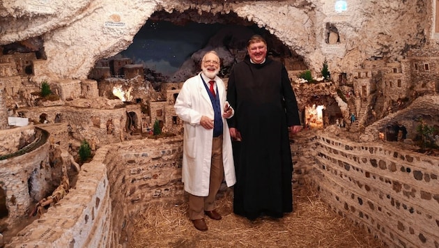 Ein wahres Kunstwerk ist die Krippe der römischen Müllabfuhr - links ihr Erbauer Giuseppe Ianni mit Pater Egon Homann (Bild: Egon Homann)