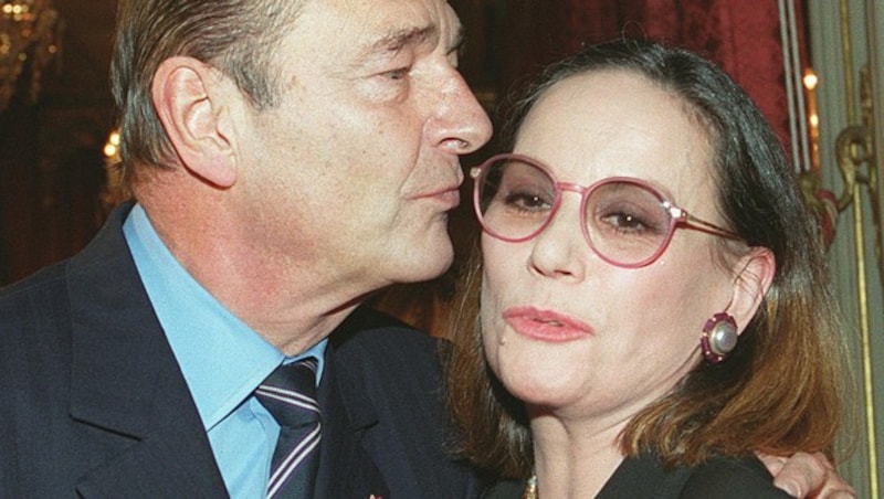 Der damalige französische Präsident Jacques Chirac und Claudine Auger im Jahr 1999 (Bild: AFP)