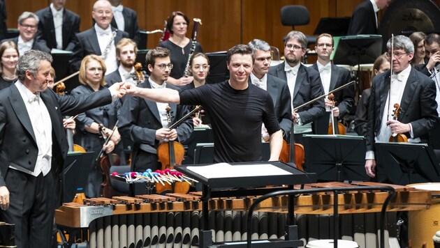 Dirigent Markus Poschner mit Martin Grubinger, auch das Orchester bestand bravourös (Bild: Neumayr Fotografie - Christian L)