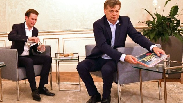 Die Chefverhandler von Türkis-Grün: ÖVP-Obmann Sebastian Kurz und Grünen-Bundessprecher Werner Kogler (Bild: APA/HELMUT FOHRINGER)