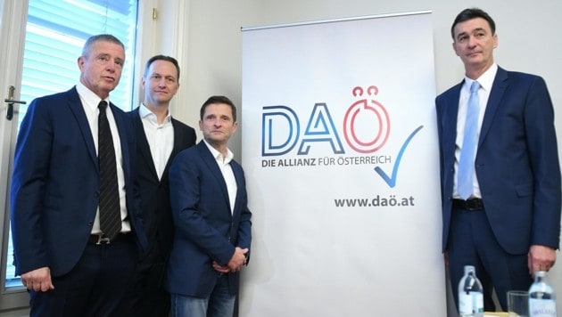 Gernot Rumpold, Klaus Handler, Dietrich Kops und Karl Baron wollen Ex-FPÖ-Chef Heinz-Christian Strache als ihren Parteivorsitzenden. (Bild: APA/Helmut Fohringer)