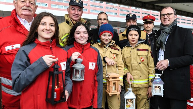 Das Friedenslicht kam bereits am Mittwoch aus Bethlehem in Tirol an. Am 24. Dezember kann man es bis 18 Uhr ab Hauptbahnhof in Innsbruck abholen. (Bild: LIEBL Daniel | zeitungsfoto.at)