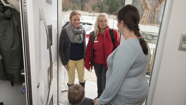 Sie kommen auf Besuch, wenn Eltern Hilfe brauchen – oder einfach nur so: Seelsorgerin Petra Lackner-Haas (links) und Diplomkrankenschwester Renate Westreicher. (Bild: Elmar Gubisch)
