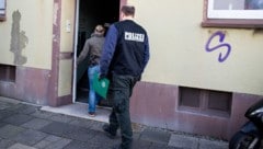 Bei der Durchsuchung einer Wohnung wegen Kinderpornografie-Verdachts in diesem Mehrfamilienhaus hat die Polizei einen seit Längerem vermissten 15-Jährigen entdeckt. (Bild: APA/dpa/Marcel Kusch)