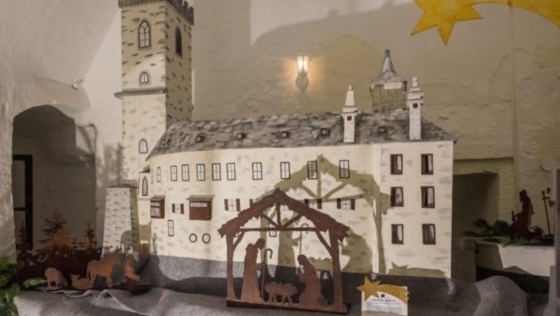 Ein Modell der markanten Burg der Rosenberger wird in der Freistädter Adventsschau zu einer Krippenkulisse.
 (Bild: Schlossmuseum Freistadt)