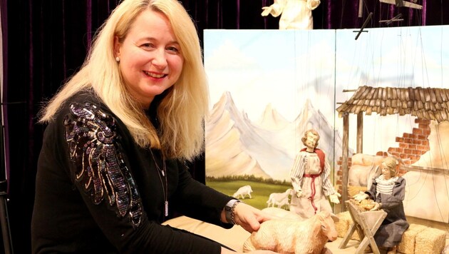„Diese Marionettenkrippe wird sogar für Krippenspiele verwendet“, freut sich Manuela Eibensteiner, Obfrau der Mühlviertler Krippenfreunde und in Freistadt zu Hause. (Bild: Fritz Fellner)