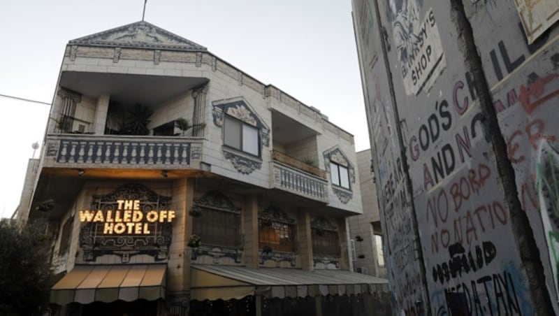 Das „Walled Off Hotel“ am israelischen Grenzwall in Bethlehem (Bild: AFP/Ahmad Gharabli)