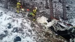 Feuerwehrleute konnten die Absturzstelle nur zu Fuß erreichen. (Bild: FF Bruck)