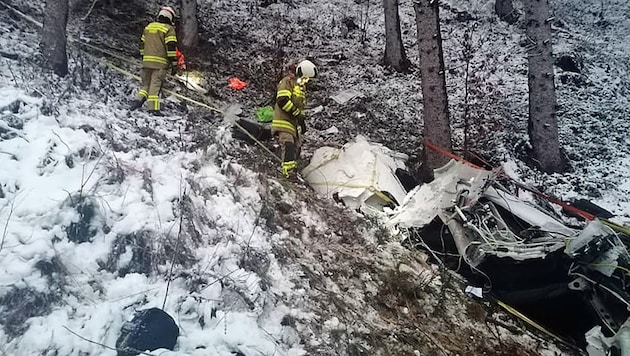 Feuerwehrleute konnten die Absturzstelle nur zu Fuß erreichen. (Bild: FF Bruck)