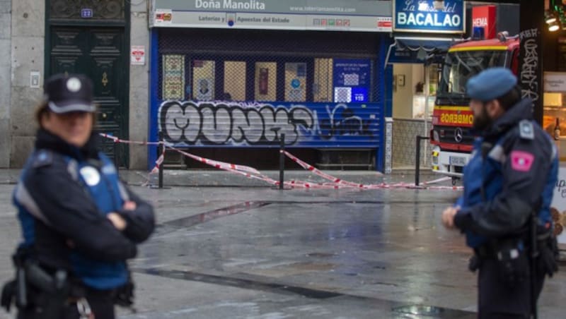 Aufgrund schwerer Unwetter mussten in Madrid Gebäude abgesperrt werden, da die akute Gefahr herabstürzender Gebäudeteile bestand. (Bild: AP)