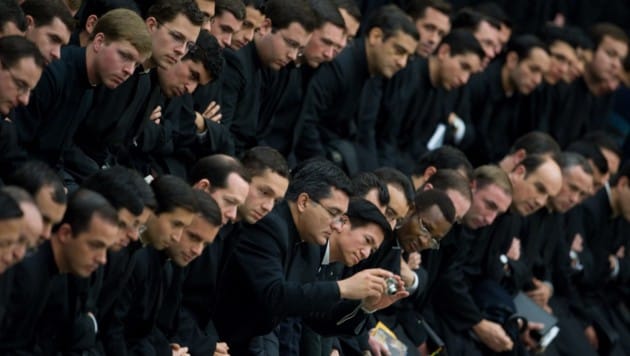 Anwärter und Priester der Legionäre Christi 2009 bei einer päpstlichen Audienz im Vatikan (Bild: AFP)