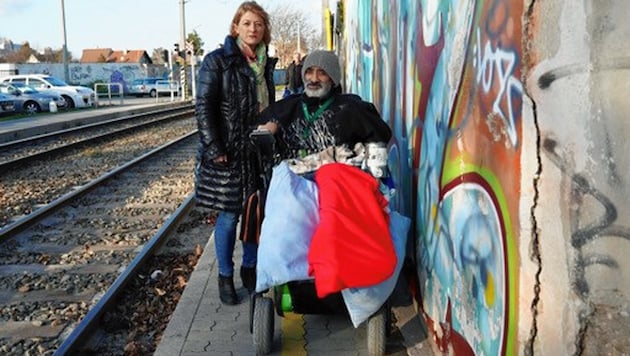NEOS-Wien-Sozialsprecherin Bettina Emmerling hat sich mit einem Rollstuhlfahrer die Situation in Neu-Erlaa angeschaut. (Bild: NEOS Wien)