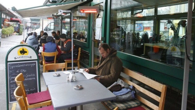 Calentar champiñones pronto podría prohibirse en los cafés al aire libre de Viena.  (Imagen: APA/HERBERT PFARRHOFER)