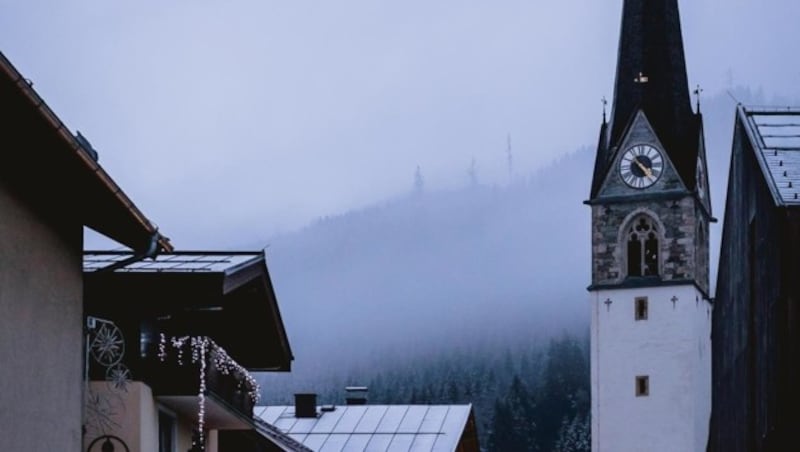 Zum Zeitpunkt des Absturzes lag dichter Nebel über dem Hang, links hinter der Ortskirche. (Bild: EXPA/Stefanie Oberhauser)