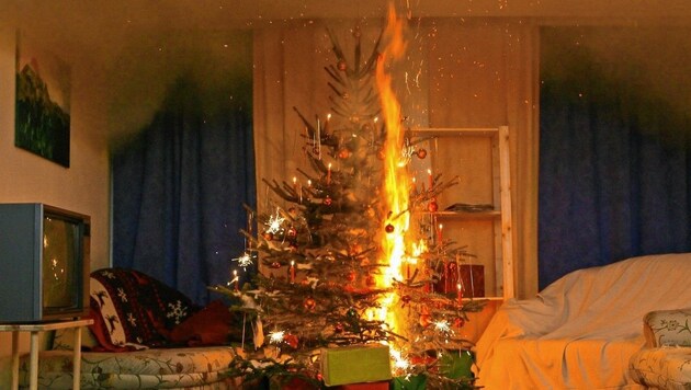 Immer wieder gehen trockene Christbäume in Flammen auf... (Symbbolfoto). (Bild: Hermann Kollinger, kolli.ist@wirklich.net)