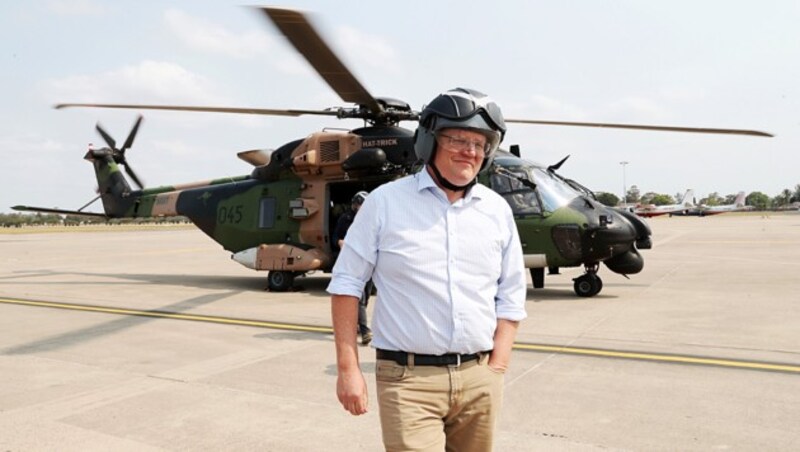 Morrison hat sich am Sonntag von einem Hubschrauber aus ein Bild über die katastrophale Lage im von den Buschfeuern heimgesuchten Bundesstaat New South Wales gemacht. (Bild: APA/AFP/Australian Prime Minister‘s Office/Dam Taylor)