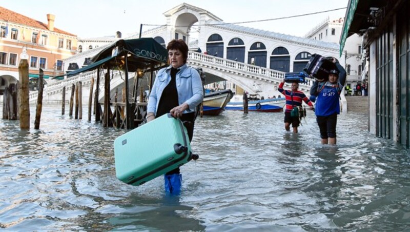 Woche für Woche die gleichen Bilder aus Venedig (Bild: AP)