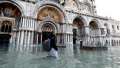 Der Markusplatz wurde im November 2019 von Wassermassen komplett überschwemmt. (Bild: AP)