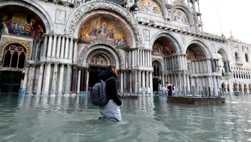 Der Markusplatz wurde im November 2019 von Wassermassen komplett überschwemmt. (Bild: AP)