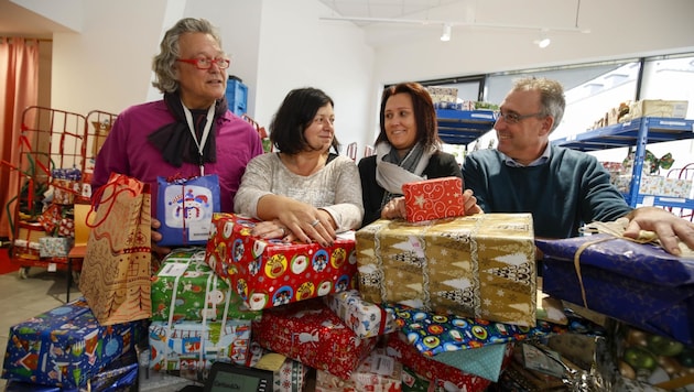 Stefan, Maria, Andrea und Matthias sind echte "Weihnachtselfen". Sie packten an, damit sich an Heiligabend alle Kinder über ein Geschenk freuen konnten (Bild: Tschepp Markus)