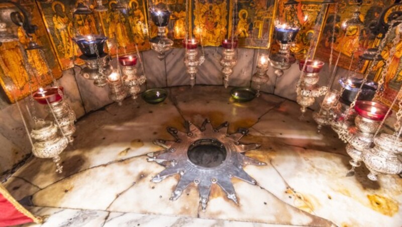 Die Grotte unter der Kirche mit dem silbernen Stern im traditionellen Bethlehem: Geburtsort des Jesuskindes (Bild: stock.adobe.com)