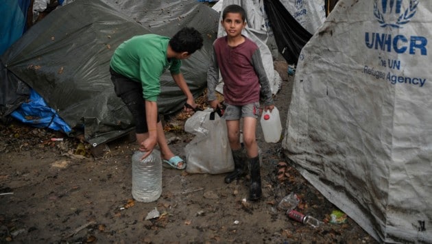 Junge Migranten in einem Flüchtlingslager auf der griechischen Insel Chios (Bild: AFP)