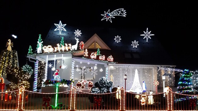 Detailverliebt und farblich abgestimmt ist die imposante Weihnachtsbeleuchtung am Haus von Alois Otti in St. Andrä. (Bild: Alois Otti)