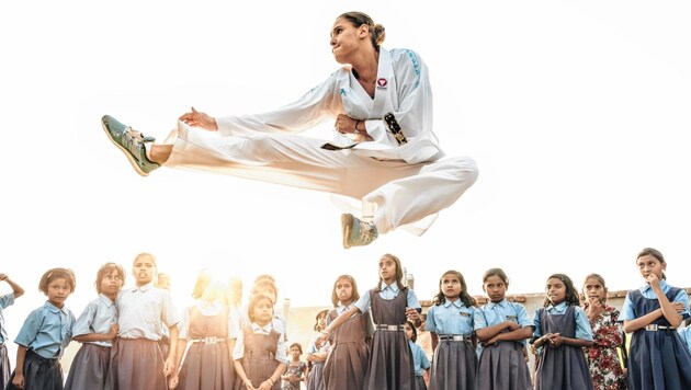 Karate-Demonstration von Alisa Buchinger für Mädchen in Indien (Bild: www.stefanleitner.com)