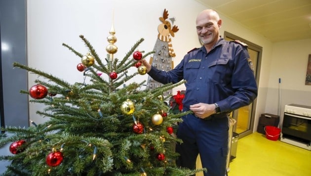 Gefängnis-Chef Dietmar Knebel schmückt mit (Bild: Tschepp Markus)