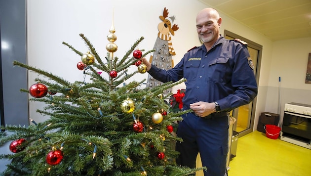 Gefängnis-Chef Dietmar Knebel schmückt mit (Bild: Tschepp Markus)