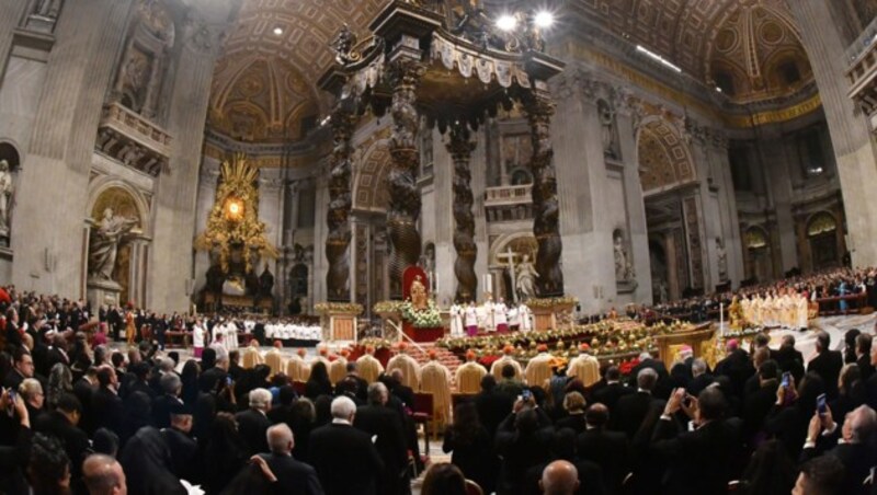 Papst Franziskus hält die Christmesse im Petersdom ab. (Bild: AFP)