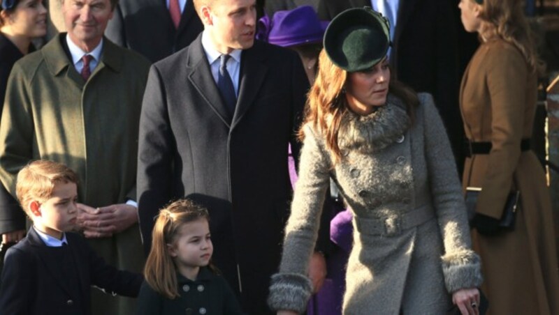 Herzogin Kate und Prinz William mit ihren Kindern George und Charlotte beim Weihnachtsgottesdienst in Sandringham (Bild: AP)