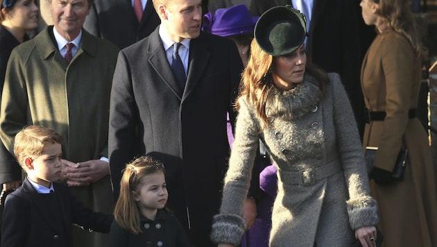 Herzogin Kate und Prinz William mit ihren Kindern George und Charlotte beim Weihnachtsgottesdienst in Sandringham (Bild: AP)