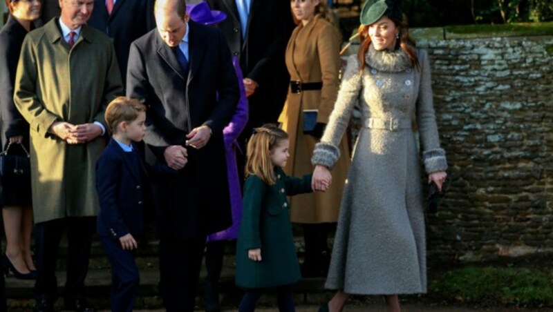 Prinz William und Prinzessin Kate mit ihren älteren Kindern George und Charlotte auf dem Weg zur Weihnachtsmesse in Sandringham (Bild: AP)