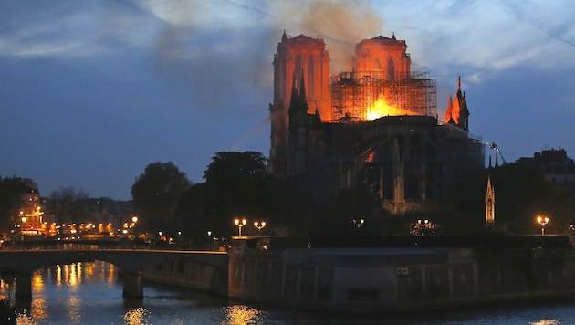 Der Brand am 15. April 2019 in der gotischen Kathedrale hielt die ganze Welt in Atem. (Bild: Copyright 2019 The Associated Press. All rights reserved.)
