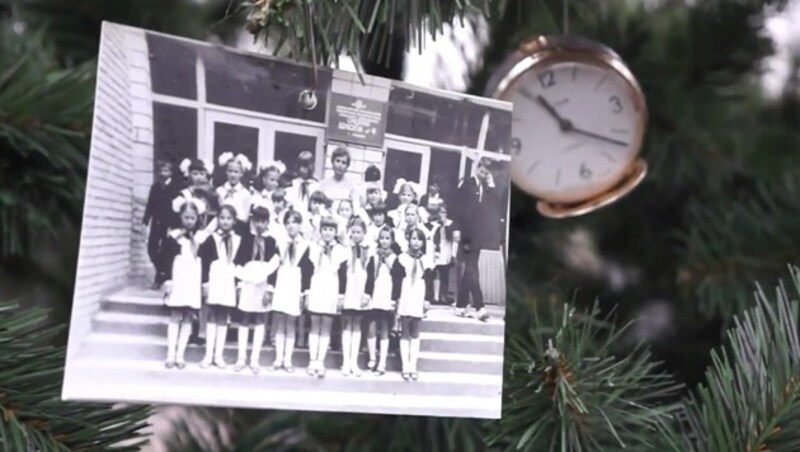 Sie schmückten einen Weihnachtsbaum mit alten Fotos oder anderen Gegenständen, die sie mit dem verhängnisvollen Tag in Verbindung bringen. (Bild: ruptly.tv)