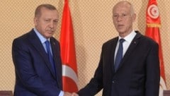 Blitzbesuch bei Tunesiens Präsident Kais Saied. Tunis soll Aufmarschzentrum für die Militäroffensive in Libyen sein. (Bild: AFP)