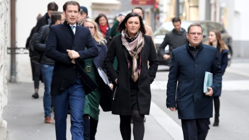 (v.l.n.r.) Sebastian Kurz, Elisabeth Köstinger und August Wöginger (Bild: APA/ROLAND SCHLAGER)