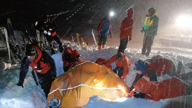 Während der Bergung des Verschütteten musste ein Zelt aufgebaut werden. (Bild: Bergrettung Gröbming)