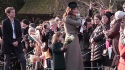 Prinzessin Charlotte lässt sich den Blumenstrauß nicht wegnehmen ... (Bild: www.youtube.com)