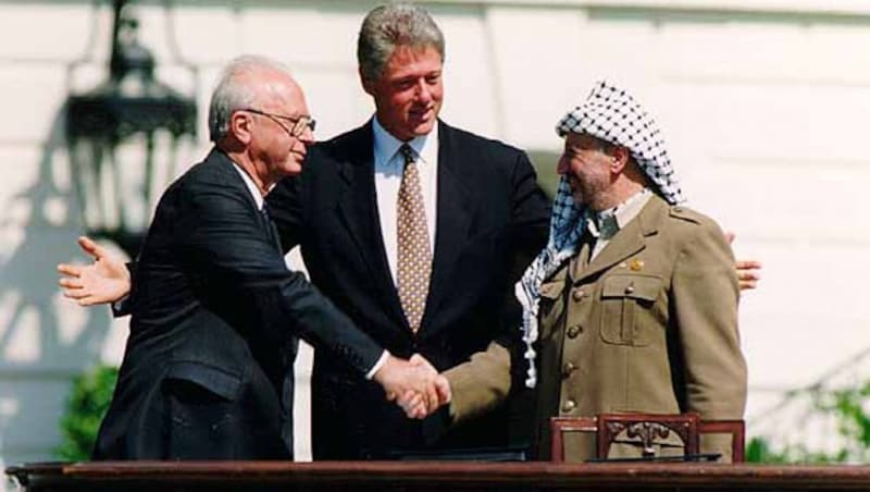Jitzchak Rabin, Bill Clinton und Jassir Arafat im Zuge des Oslo-Friedensprozesses am 13. September 1993 (Bild: Vince Musi / The White House)