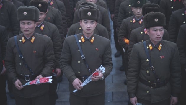 Nordkoreanische Soldaten zollen dem verstorbenen Diktator Kim Jong Il Respekt. (Bild: AFP )