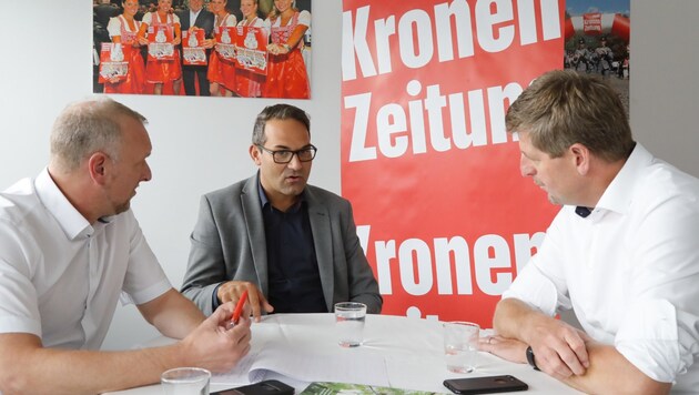 Chefredakteur Claus Meinert (re.) und Markus Gassler (Chef vom Dienst) im Gespräch mit WK-Boss Christoph Walser. (Bild: Birbaumer Christof)