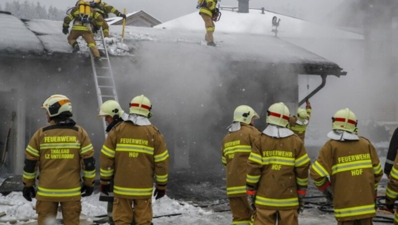 40 Feuerwehrleute mussten nach Hof bei Salzburg ausrücken, als drei Männer in einer Garage mit Knallkörpern hantierten. (Bild: Markus Tschepp)