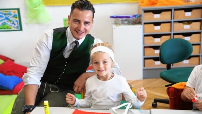 Für den Nationalfeiertag bastelte Gabalier in Kalsdorf mit Volksschülern Österreich-Fähnchen (Bild: Sepp Pail)