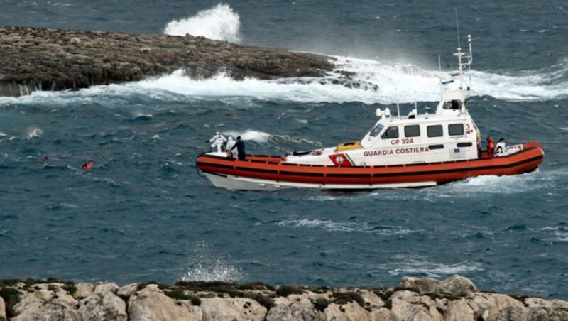 Ein Boot der Küstenwache in stürmischer See vor der süditalienischen Insel Lampedusa (Bild: ASSOCIATED PRESS)