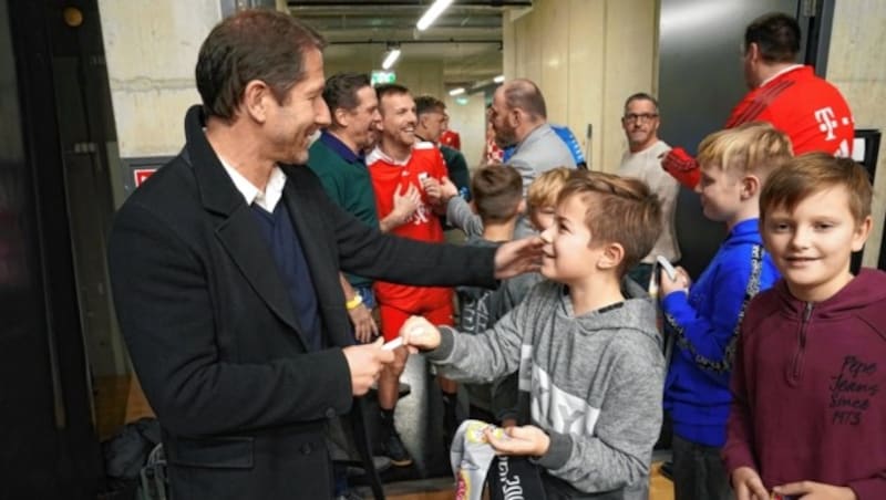 „Herr Teamchef, ein Autogramm bitte.“ Franco Foda wurde von jungen Fans zur Unterschrift gebeten. (Bild: Sepp Pail)