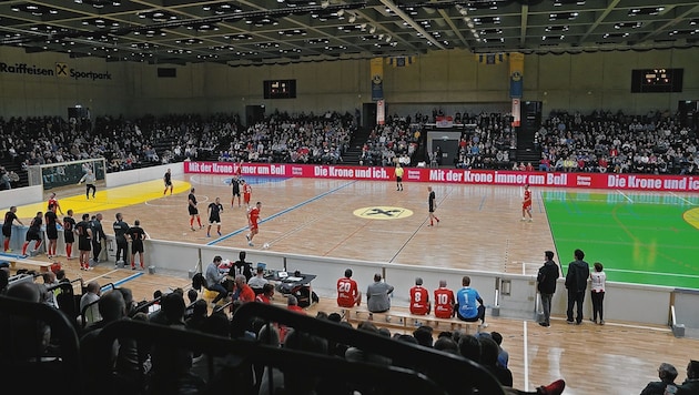 Volles Haus im Sportpark! Das Benefiz-Hallenturnier der Legenden in Graz zieht die Fans an wie ein Magnet - 3000 feierten ein Fußball-Fest. (Bild: Sepp Pail)