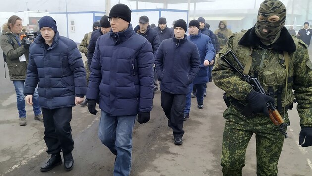Ein Soldat der Separatisten eskortiert eine Gruppe Gefangener. (Bild: AP Photo/Alexei Alexandrov)