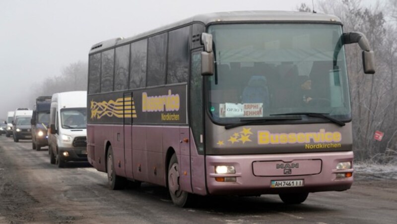 Die Gefangenen wurden in Bussen zum Treffpunkt für den Austausch in der Nähe von Odradivka in der Ostukraine gebracht. (Bild: AP Photo/Evgeniy Maloletka)